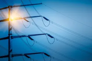 Słupy elektryczne a infrastruktura telekomunikacyjna – współdzielenie struktur